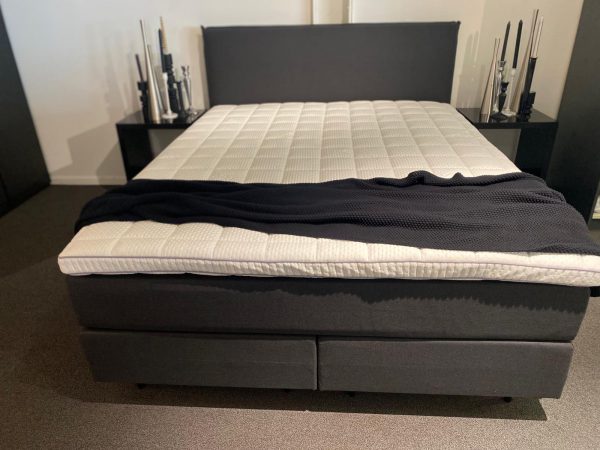 Showroom model Eastborn boxspring